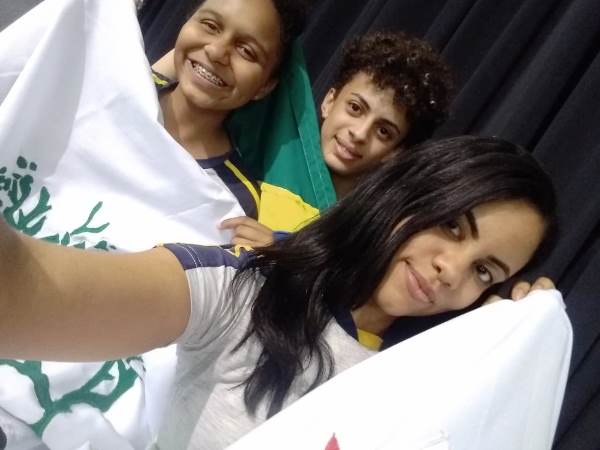 Os três alunos selecionados por meio de uma prova de inglês para viajar à República Dominicana e representar o Brasil na feira internacional de que reúne as 20 melhores miniempresas da América Latina. Foto: Arquivo Pessoal